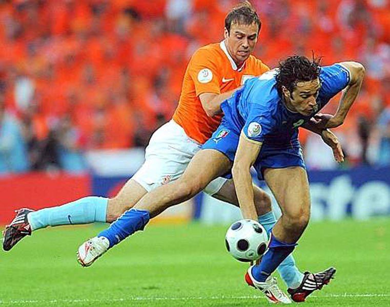 Euro 2008 (5).jpg - 20080608-BERNA (SVIZZERA)-SPO-CALCIO;EURO 2008: OLANDA-ITALIA. L'attaccante dell'Italia, Luca Toni (D), contrastato dal giocatore olandese, Joris Mathijsen, questa sera allo "Stade de Suisse" di Berna, durante la partita Olanda-Italia.